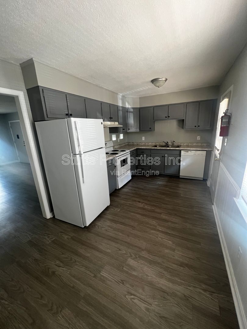 1975 Darby Drive Unit D-7 Florence, AL 35630 (2BD/1.5BA) property image