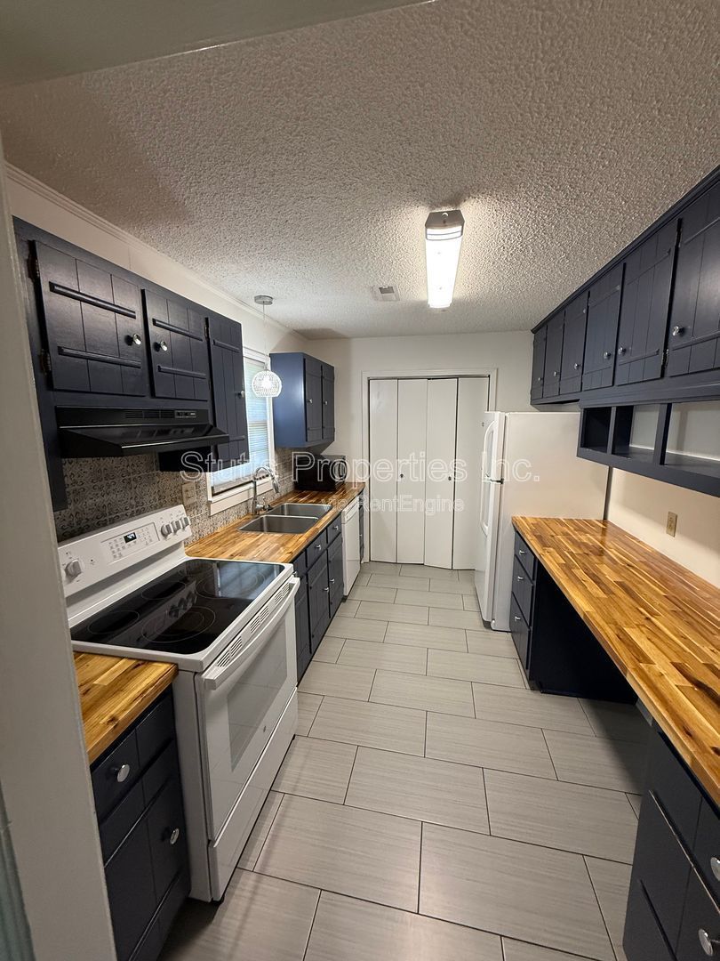 913 Waverly Avenue property image