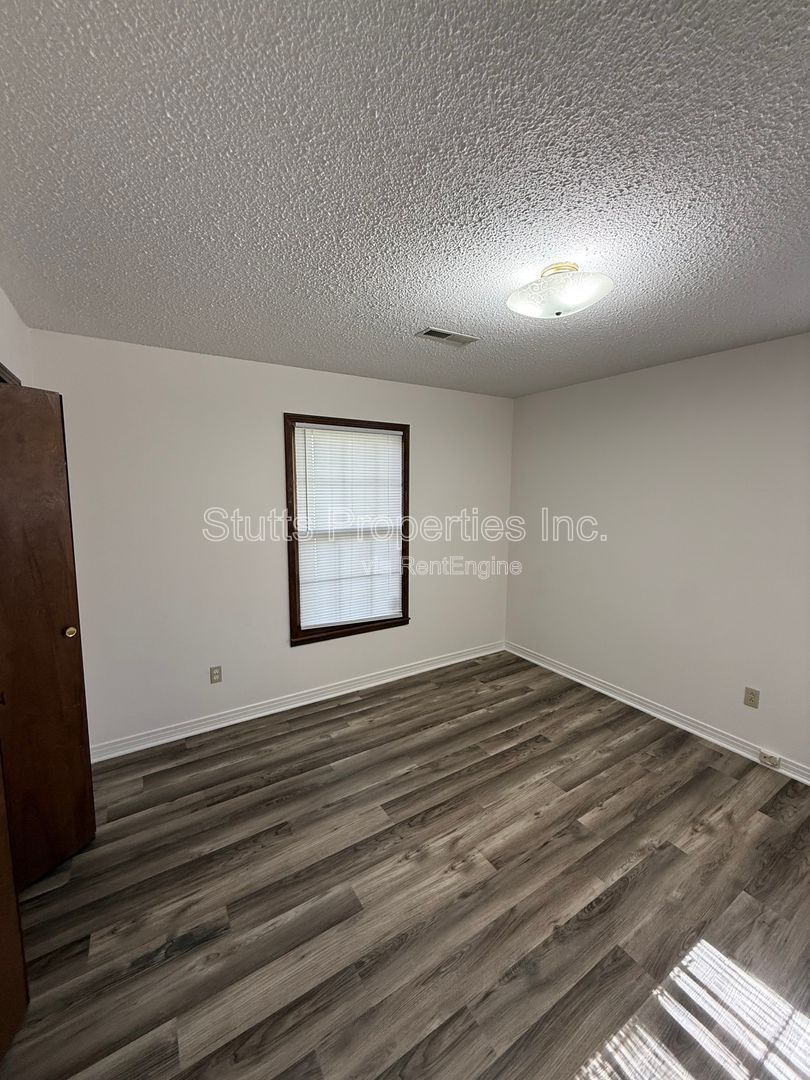 913 Waverly Avenue property image