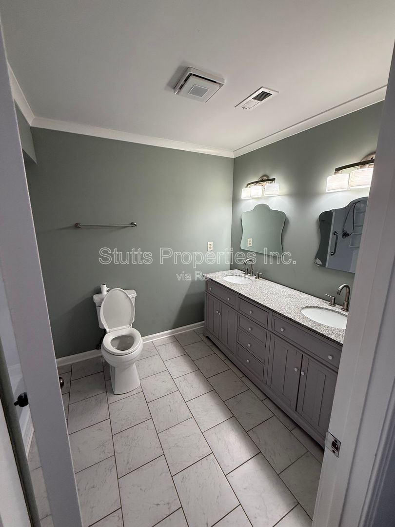 913 Waverly Avenue property image