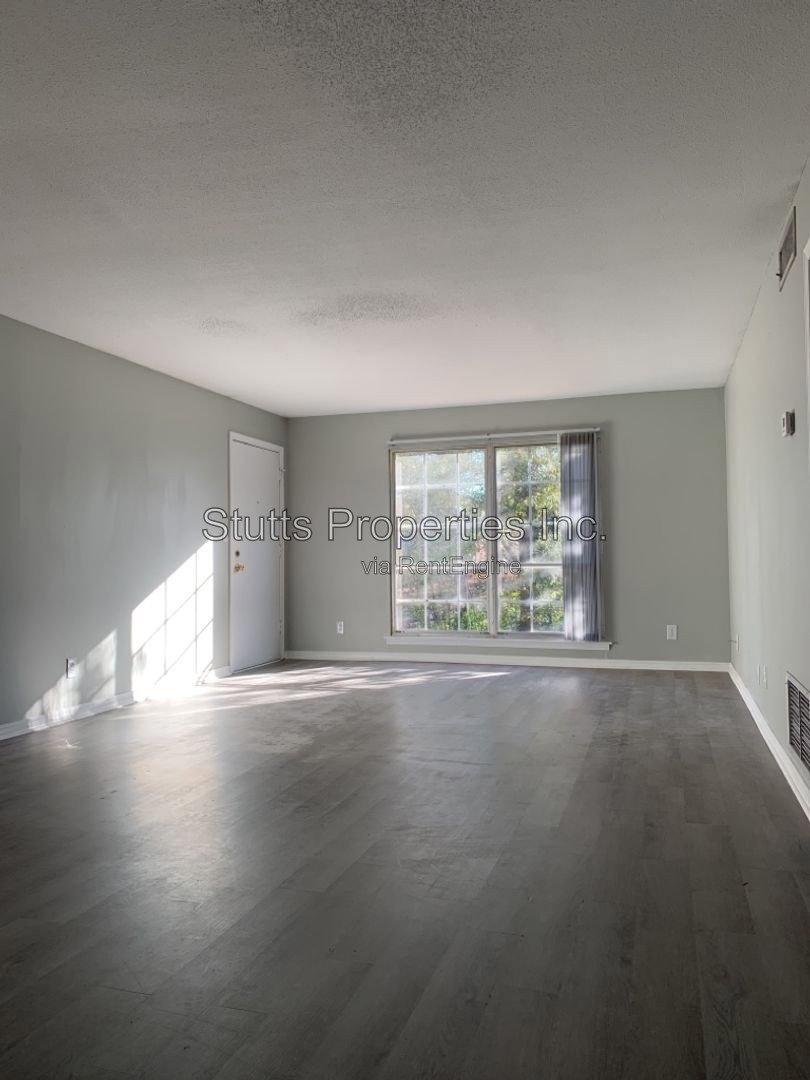 1975 Darby Drive Unit E-8 Florence, AL 35630 (3BD/2BA) property image